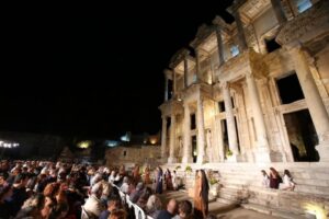 Bu yıl ikincisi gerçekleştirilecek Efes Tiyatro Festivali, açılışını 8 Ağustos'ta