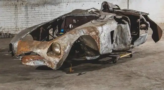 Kaliforniya’daki RM Sotheby’s müzayedesinde, geçmiş yıllarda Ferrari‘ye ait bir yarış