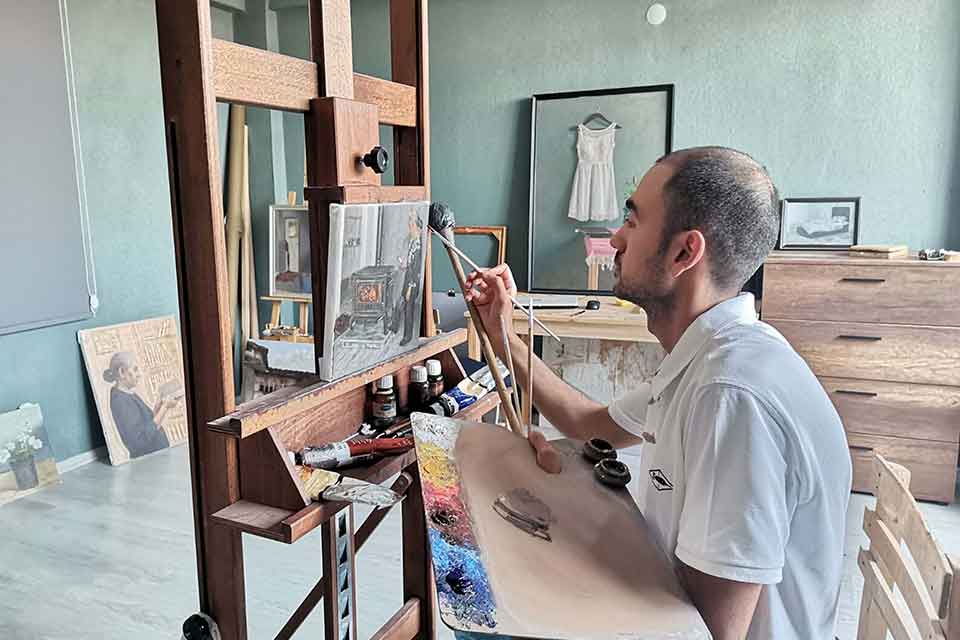 İzmir'in Kemalpaşa ilçesinde yaşayan sanatçı Kudret Erkent'in (29) eserleri, bu