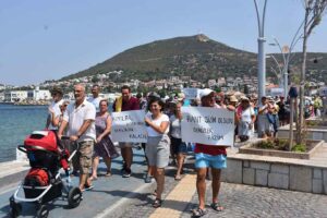 İzmir'in turistik ilçesi Foça'da bir araya gelen Foça'nın Sesi Sosyal