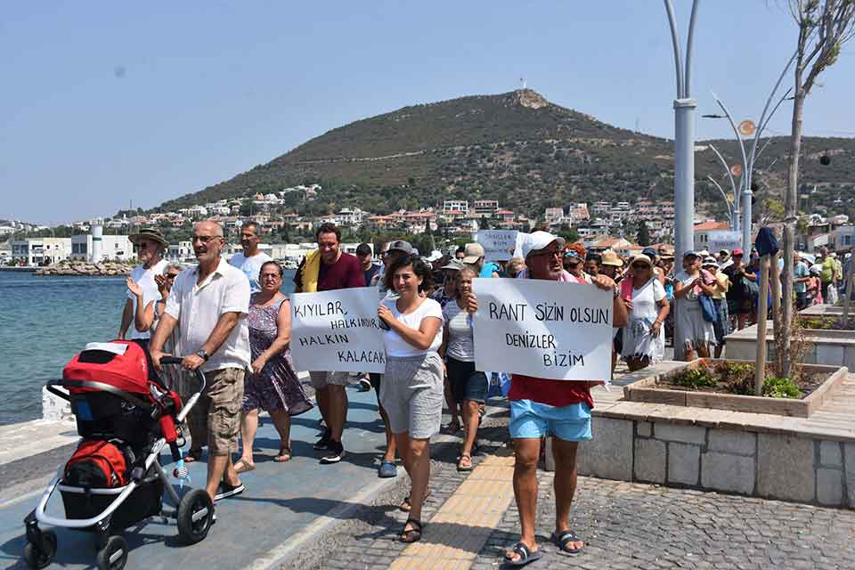İzmir'in turistik ilçesi Foça'da bir araya gelen Foça'nın Sesi Sosyal