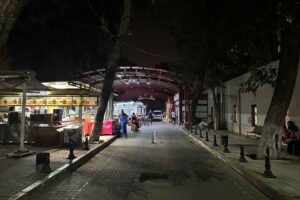 İzmir'in Konak ilçesinde, kimliği belirsiz kişi, emekli polis memuru M.R.A.’yı