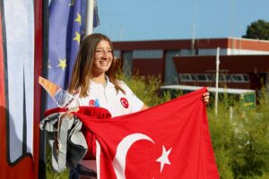 İzmir Göztepe'nin milli sörfçüsü Defne Simay Başdağ, 2023 Techno 293