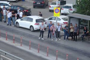 Grevin ikinci gününde İzmir'de otobüs duraklarında ve caddelerde yoğunluk yaşandı.