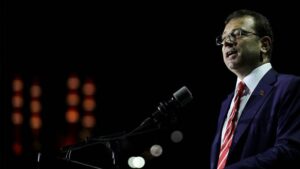 İsmail Saymaz, İmamoğlu'nun İstanbul'u kaybetmeden CHP'yi kazanmak istediğini belirterek, "Zor,