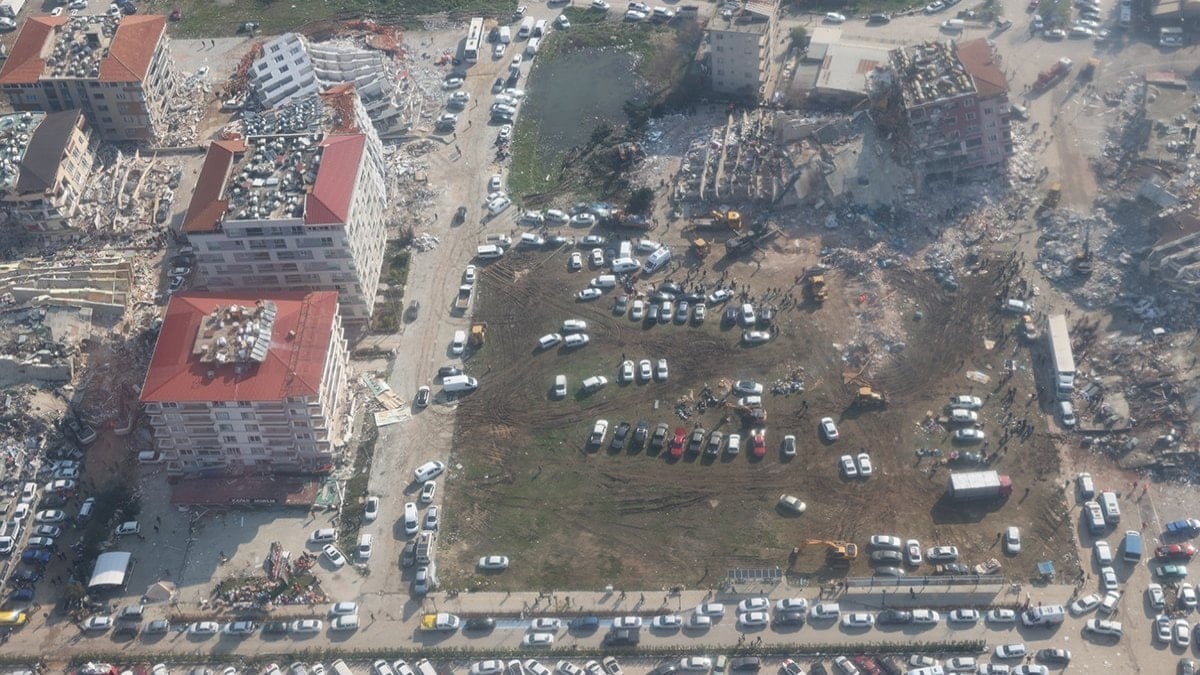 Iraz Apartmanı enkazından çıkmayan Aslıhan’dan hala haber yok Kahramanmaraş merkezli depremlerde Hatay’ın Antakya ilçesinde yıkılan Iraz Apartmanı'nın enkazında