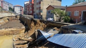 İstanbul Ayazağa'da inşaat alanında binaların olduğu noktada çökme meydana geldi.