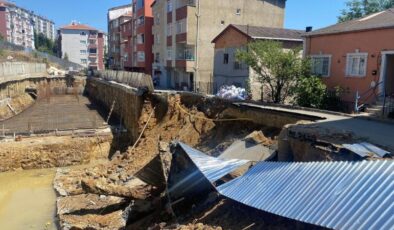 İstanbul’da yol çöktü: 8 bina boşaltıldı