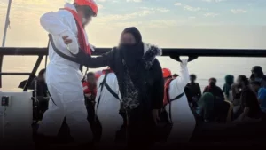 Ege Denizi açıklarında Yunanistan deniz sınırlarından döndürülen bottan kurtarılan 136