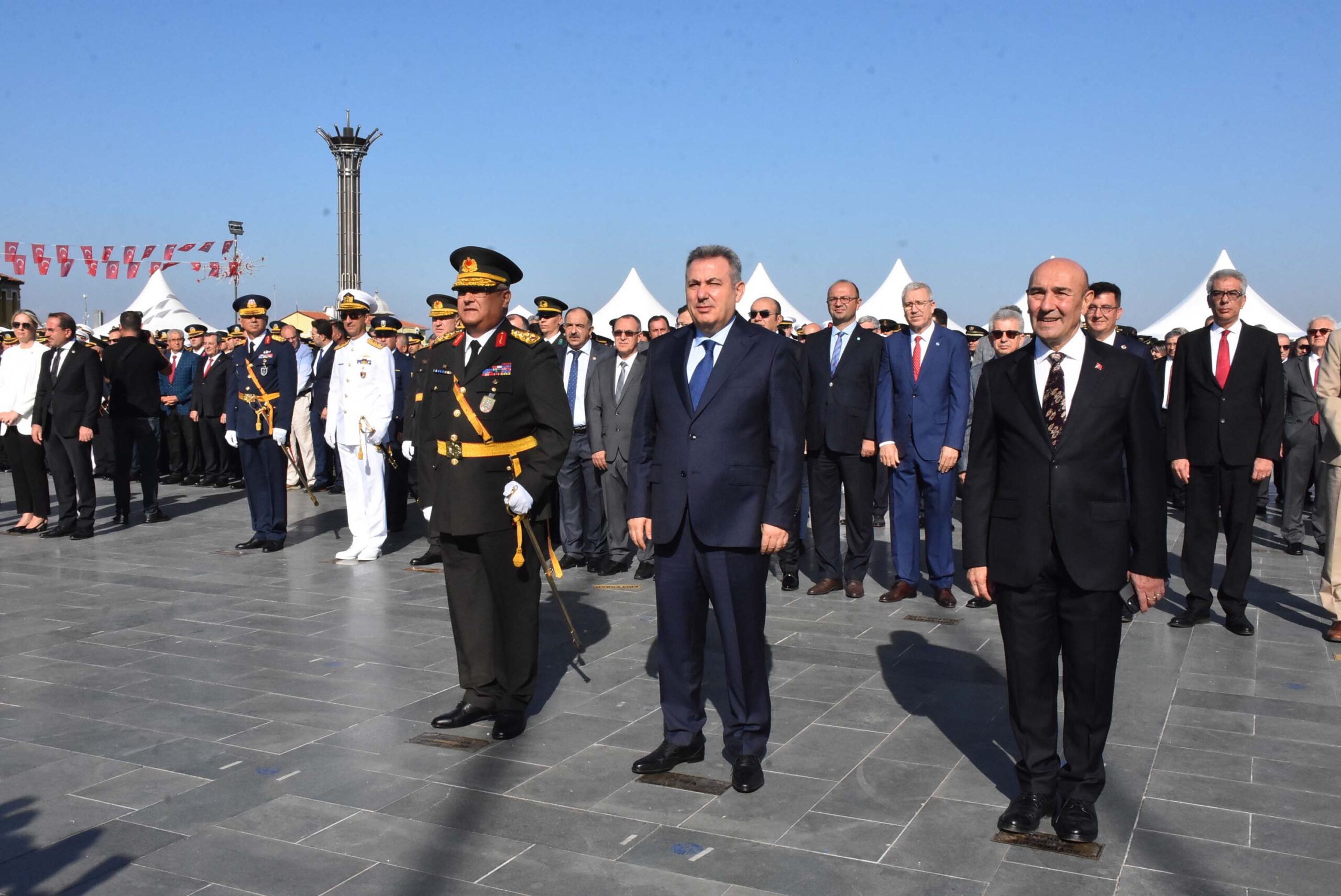 İzmir’de 30 Ağustos rüzgarı: Zafer Bayramı tüm coşkusuyla kutlandı İzmir'de 30 Ağustos Zaferi'nin 101'inci yıl dönümü resmi törenle kutlandı. Kutlamalara