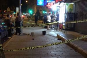 İzmir’in Bayraklı ilçesinde, aralarında husumet bulunan esnaflar sokakta karşılaşınca kavga