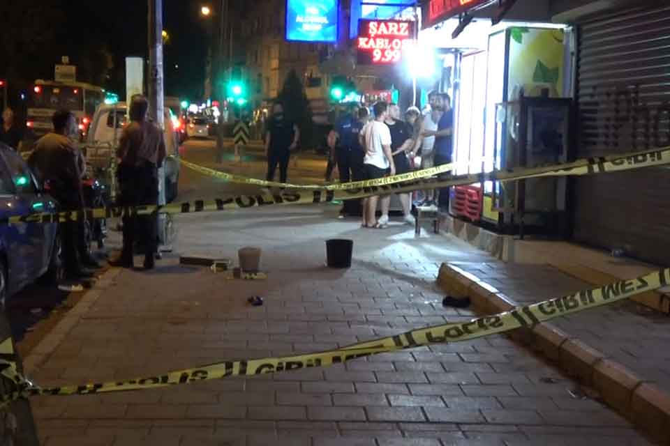 İzmir’in Bayraklı ilçesinde, aralarında husumet bulunan esnaflar sokakta karşılaşınca kavga