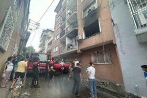 İzmir’in Konak ilçesinde, bir apartmanda çıkan yangında dumandan etkilenen 1’i