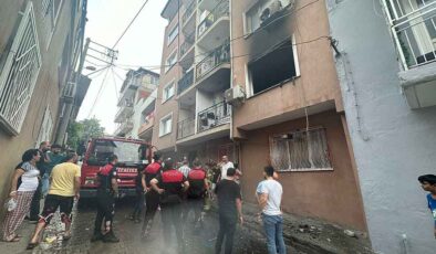 İzmir’de korkutan apartman yangını; 9 kişi dumandan etkilendi, çatıya sığınan 5 kişi kurtarıldı