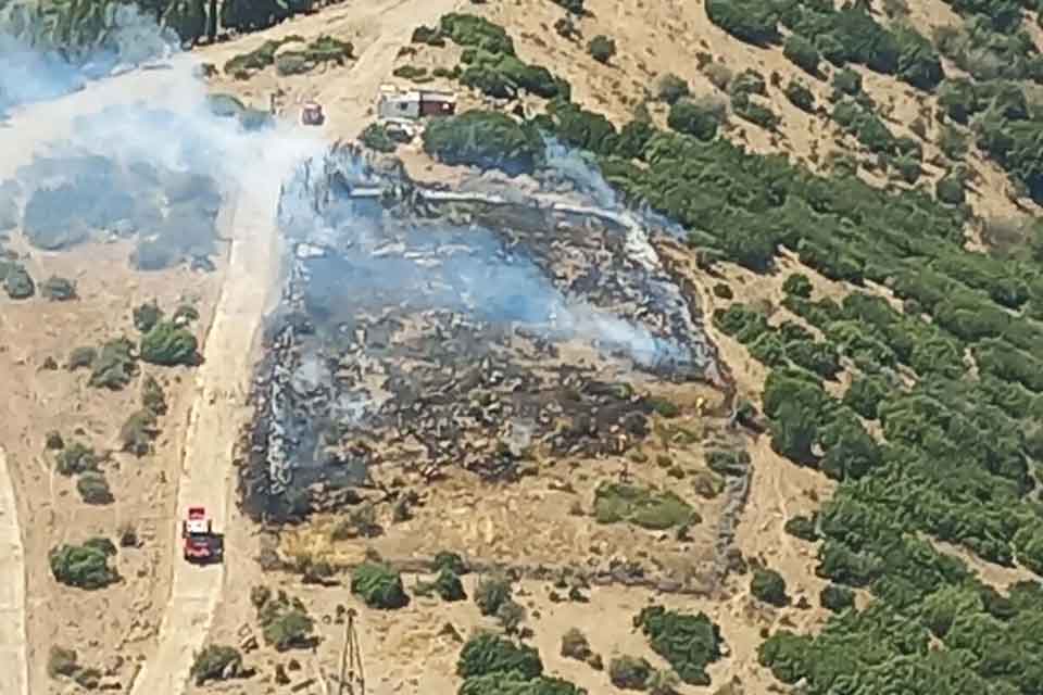 İzmir'in Çiğli ilçesinde çıkan orman yangını, havadan ve karadan müdahale