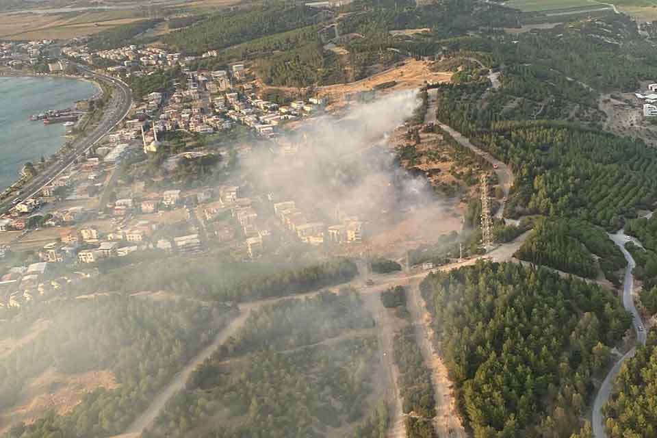 İzmir'in Aliağa ilçesinde, ormanda yangın çıktı. Bölgeye sevk edilen ekiplerce