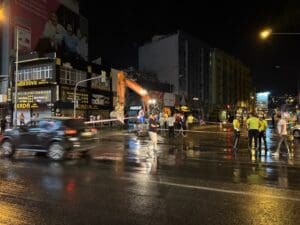 İzmir’in Konak ilçesinde, Fevzipaşa bulvarında temiz su borusunun patlamasıyla cadde