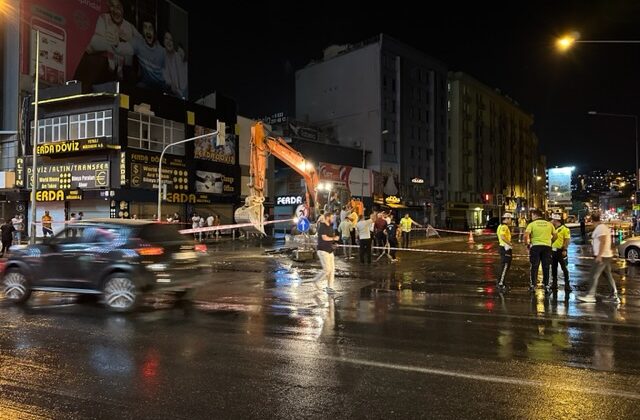 İzmir’de su borusu patladı, cadde ulaşıma kapatıldı