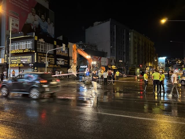 İzmir’in Konak ilçesinde, Fevzipaşa bulvarında temiz su borusunun patlamasıyla cadde
