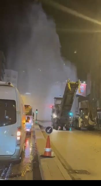 İzmir’de su borusu patladı, cadde ulaşıma kapatıldı 1 izmir