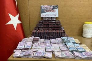 İzmir Emniyet Müdürlüğü Narkotik Suçlarla Mücadele Şube Müdürlüğü ekipleri, istihbarat
