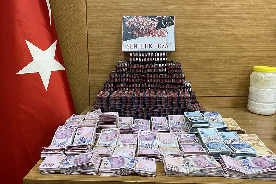 İzmir Emniyet Müdürlüğü Narkotik Suçlarla Mücadele Şube Müdürlüğü ekipleri, istihbarat