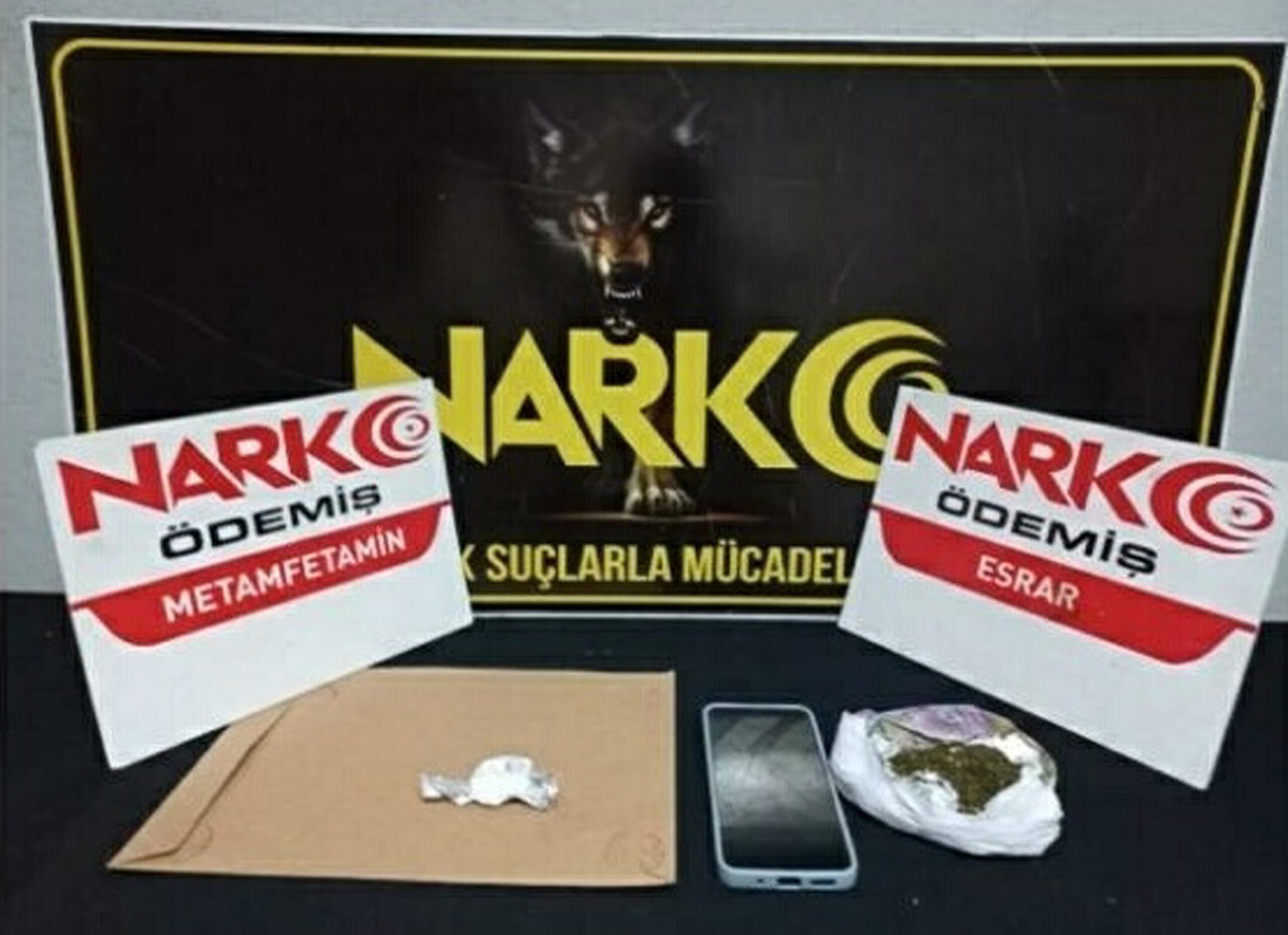 İzmir'de son bir haftada ekipler 66 uyuşturucu operasyonu gerçekleştirdi. Operasyonlarda
