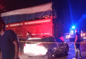 Manisa'nın Alaşehir ilçesinde, kamyona çarpan otomobilin sürücüsü Serkan Ç. yaşamını