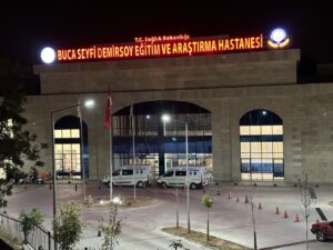 İzmir'in Buca ilçesinde evinin balkonunda oturduğu esnada, sokakta çıkan silahlı kavgada