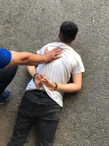 Bursa'da, otobüs durağında bankta oturan trans birey olduğu belirtilen kişiye