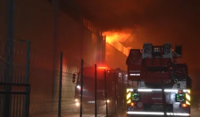 Fabrikada yangın: Kemalpaşa’da çıkan yangın kontrol altına alındı