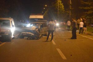 Üç aracın karıştığı zincirleme trafik kazasında 3 kişi yaralandı.