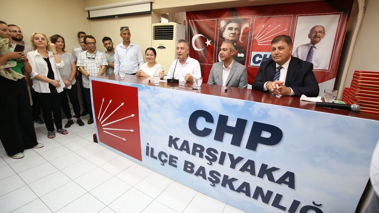 CHP Karşıyaka İlçe Başkanlığına seçilen Levent Güçlü, görevi Rafet Yacan'dan