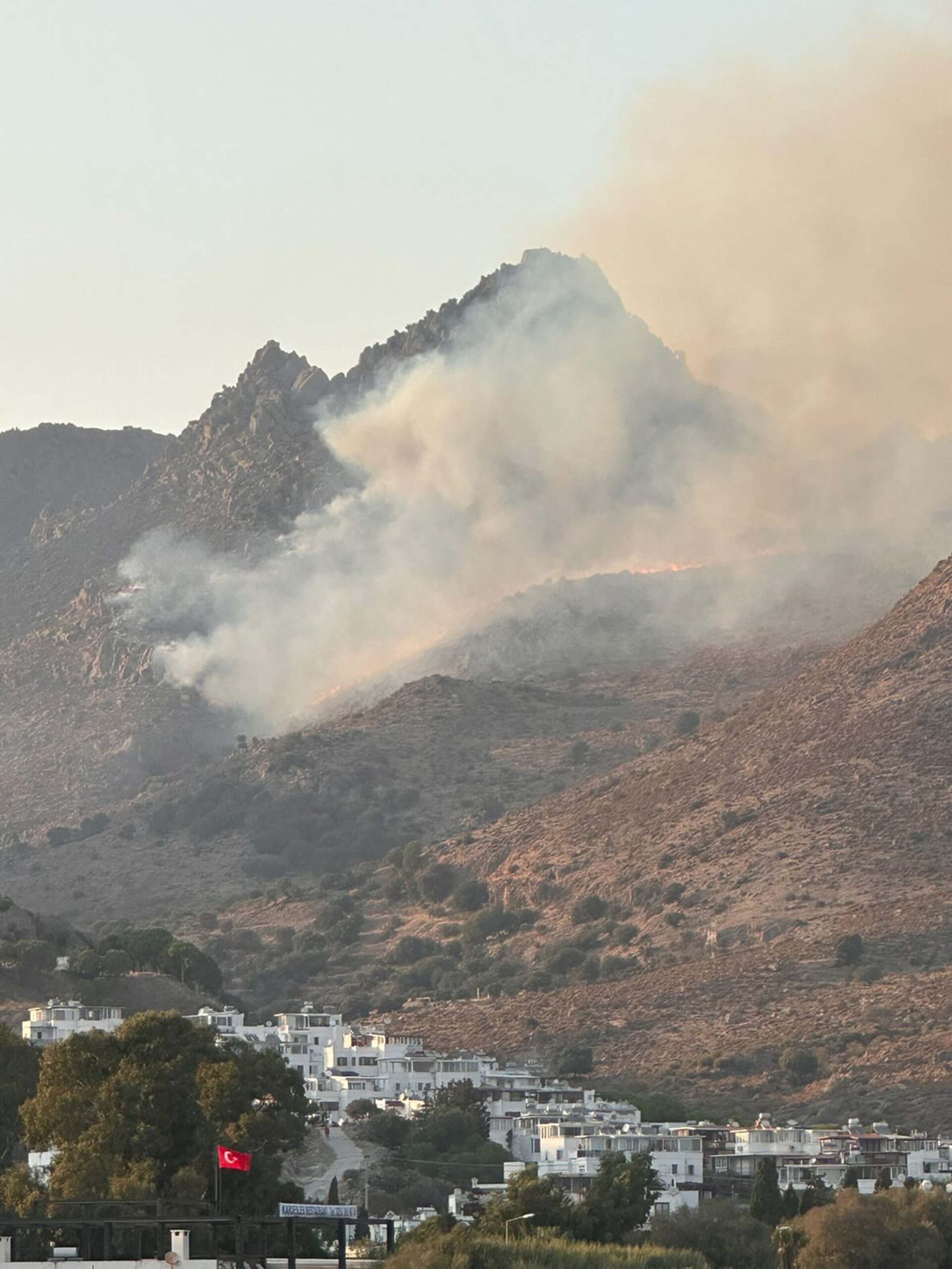 Muğla’nın Bodrum ilçesinde maki yangını çıktı. Alevlere havadan ve karadan