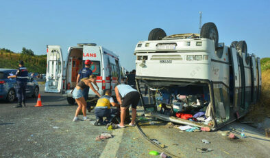 Manisa’da tarım işçilerinin taşındığı midibüs ile otomobil çarpıştı: 30 yaralı