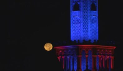 İzmir’de kartpostal gibi görüntü; Saat Kulesi ile Mavi Ay, görenleri hayran bıraktı