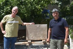 Mermer blok üzerine eski Yunan harfleri ile yazılan, Prof. Dr.