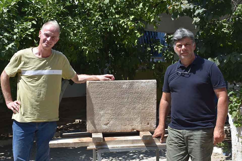 Mermer blok üzerine eski Yunan harfleri ile yazılan, Prof. Dr.
