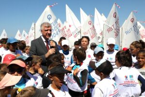Narlıdere Belediyesi, çeşitli branşlarda açtığı kurslar ve spor kulüpleriyle yaptığı