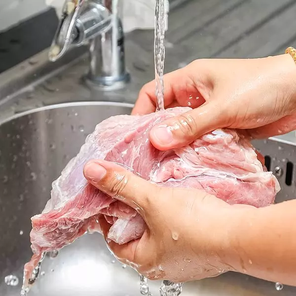 Çiğ etin yıkanması öncesi birçok kişi bu adımın hijyen açısından