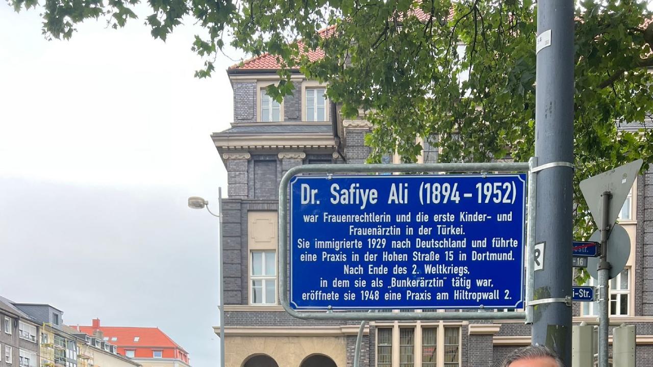 Almanya’da Bir Sokağa Türkiye’nin İlk Kadın Doktoru Safiye Ali’nin Adı Verildi Almanya’nın Dortmund kentinde, Türkiye’nin ilk kadın tıp doktoru unvanını taşıyan