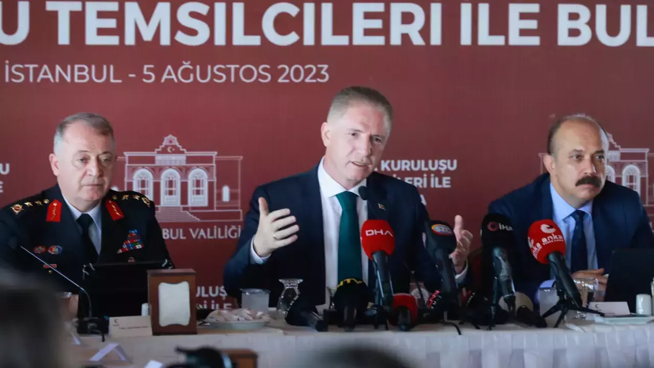 Davut Gül, Fatih’te basın kuruluşları temsilcileriyle bir araya geldi. Kahvaltı