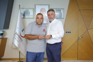 Bayraklı Belediyesi Temizlik İşleri Müdürlüğü'nde çalışan Tugay Karacan, yerleri süpürdüğü