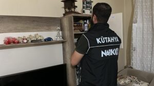 Kütahya'da sokakta uyuşturucu sattığı tespit edilen şüpheli M.G., polisin evine