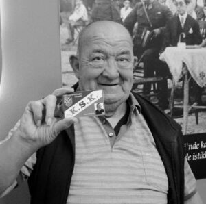 İzmir’in köklü kulüplerinden Karşıyaka Spor Kulübü’nün sembol taraftarlarından Mustafa Baykara,