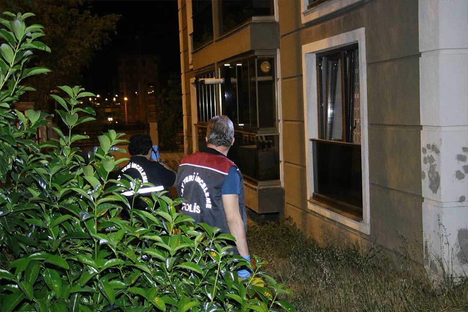 Uşak'ta Emine Aka (40), tartıştığı eşi Emrah Aka'yı (42) bıçaklayarak