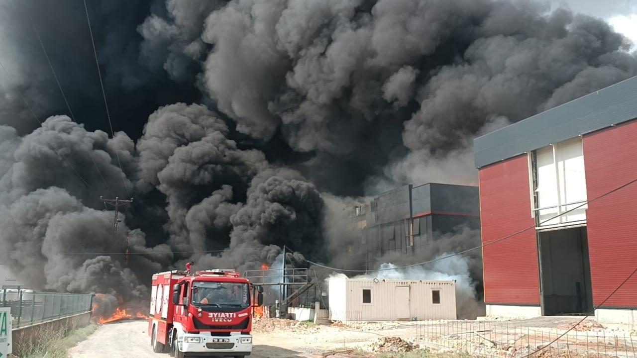 Tekirdağ’ın Çerkezköy ilçesinde bir kimya fabrikasında yangın çıktı. Yangını söndürmek