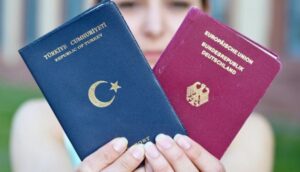 Alman hükümeti, çifte vatandaşlık imkanını herkese tanıyacak yasa tasarısını onayladı.