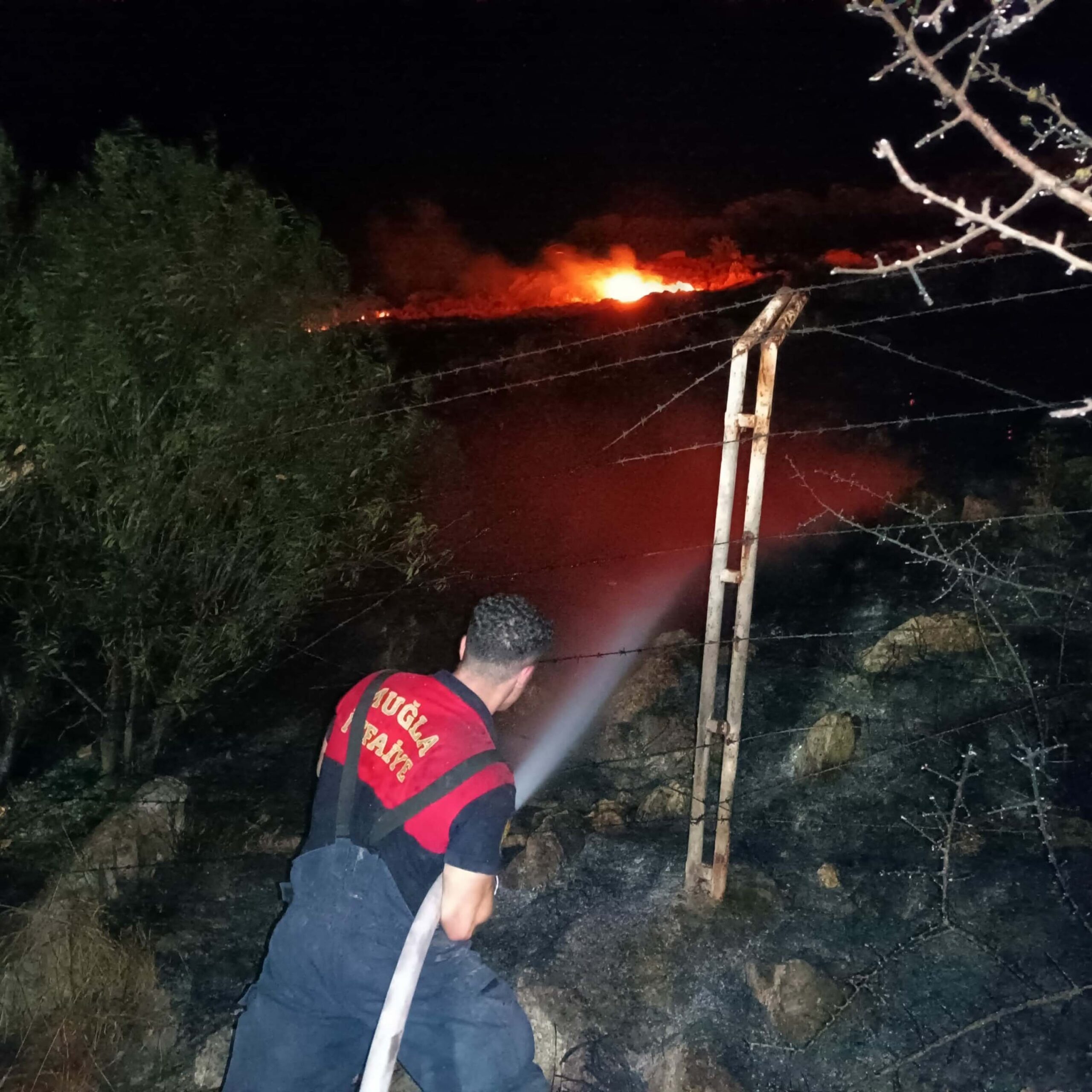 Çevredekilerin ihbarı üzerine bölgeye çok sayıda itfaiye ekibi sevk edildi.
