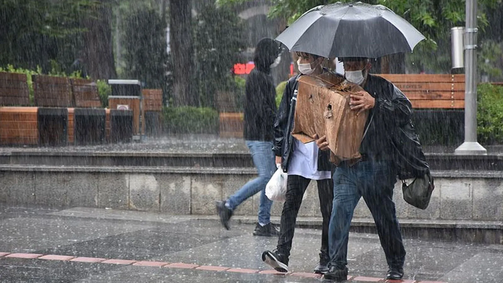Meteoroloji değerlendirmelerde bulundu. Bazı bölgeleri sağanağa karşı uyardı. İşte detaylar....